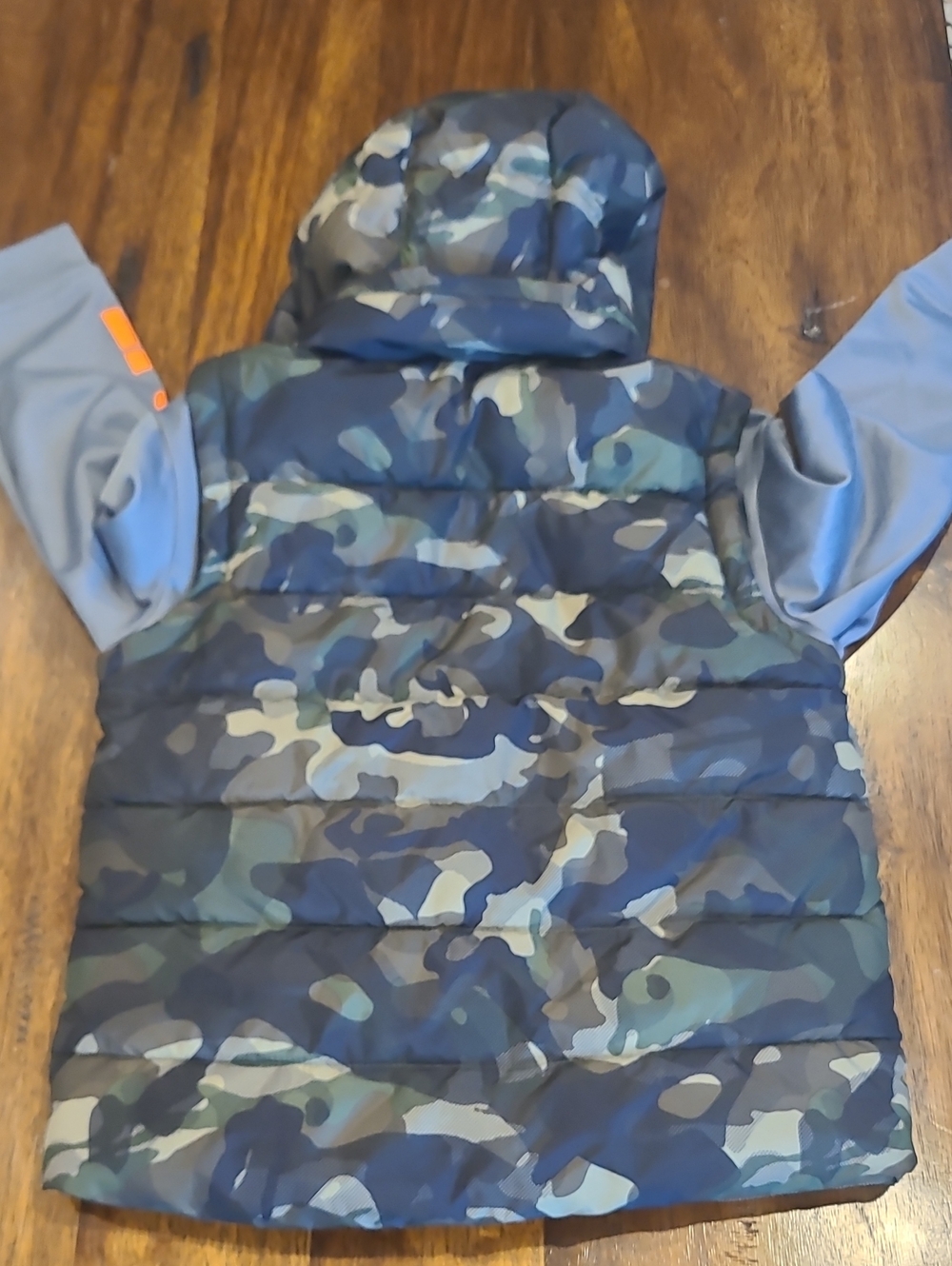 Nike Full Zip Puffer Jacket featuring a green camouflage print Boys 5 - Picture 4 of 4